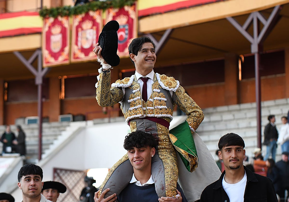 Luis David a hombros