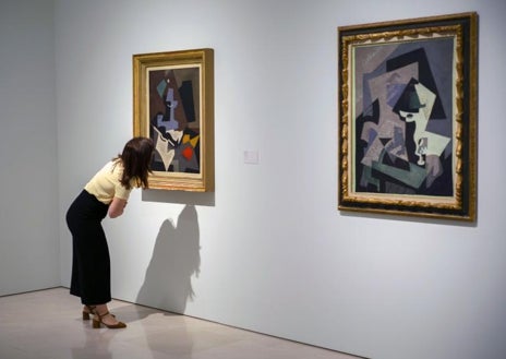 Imagen secundaria 1 - Arriba, tres de sus maternidades cuelgan en la exposición. Sobre estas líneas, a la izquierda, dos pinturas cubistas; a la derecha, 'La mujer del abanico', de colección particular, réplica de una obra que está en el Reina Sofía