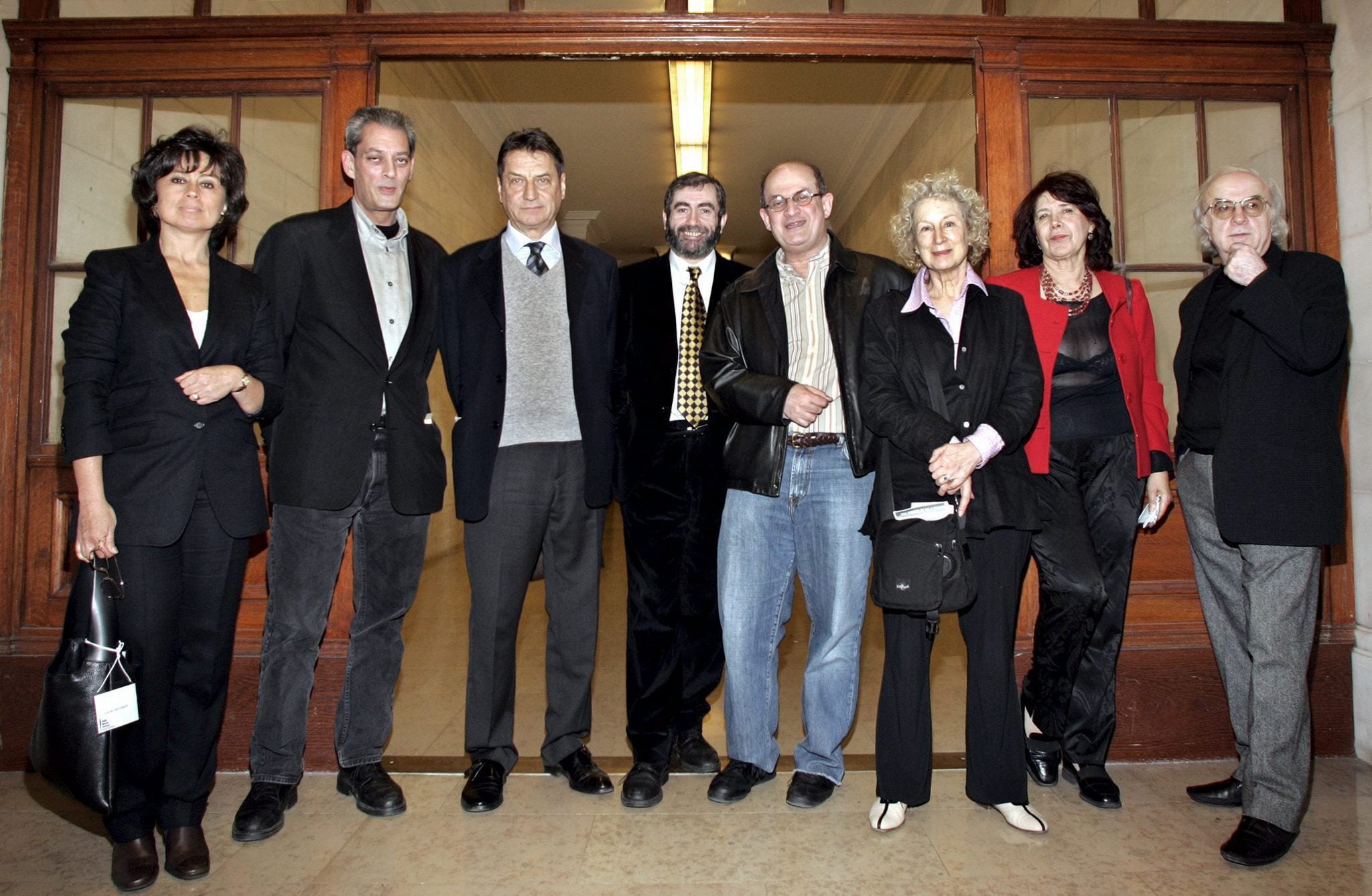 Paul Auster, junto a sus colegas Laura Restepo, Claudio Magris, Antonio Muñoz Molina, Salman Rushdie, Margaret Atwood, Assia Djebar y Norman Manea, en el Pen Festival, donde se rendía homenaje al 'Quijote', en la Biblioteca Pública de Nueva York en 2005