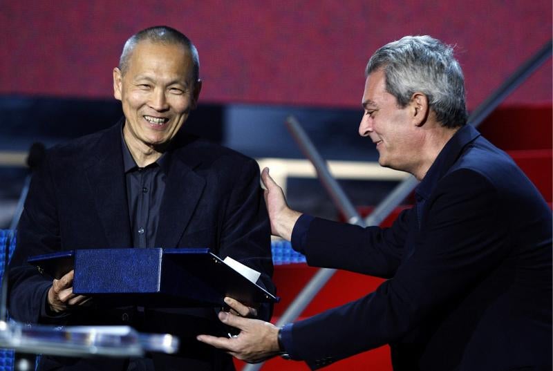  Wayne Wang recibió la Concha de Oro a la mejor película en el Festival de Cine de San Sebastián en 2007 de manos de Paul Auster, presidente del Jurado