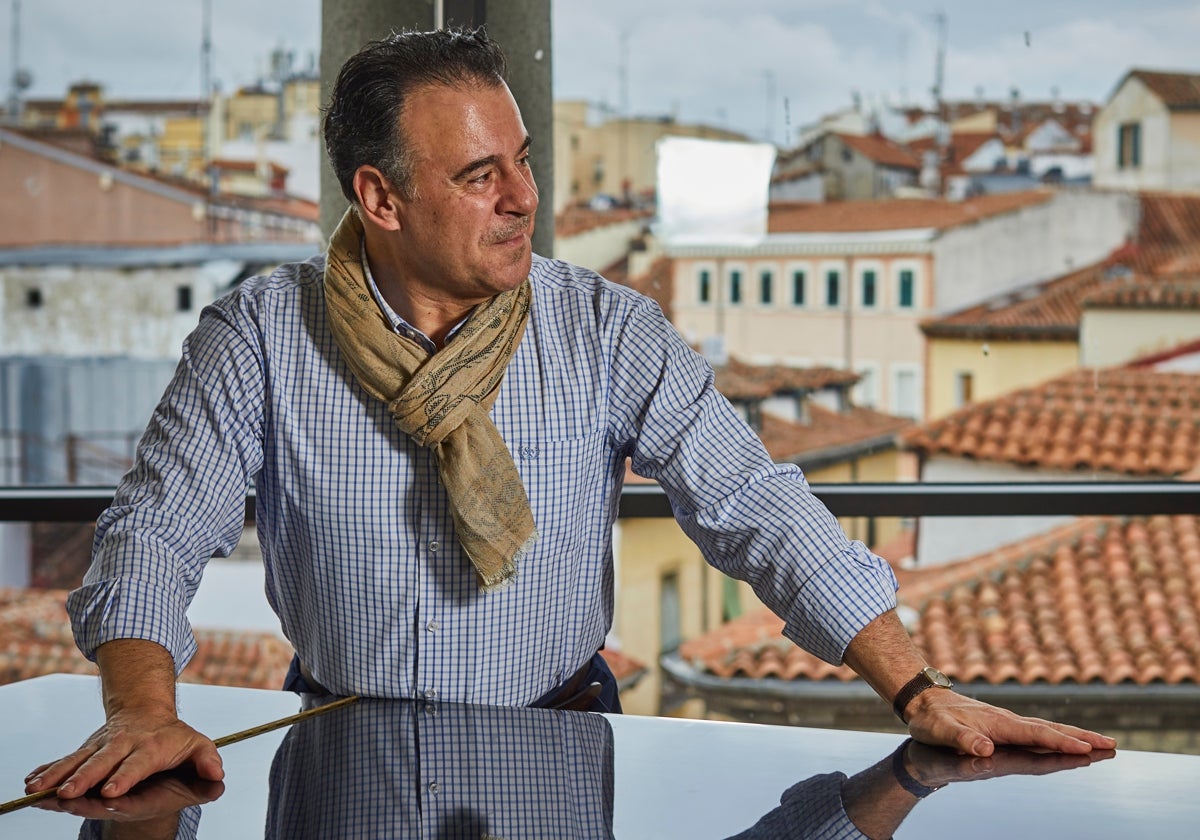 El músico Carlos Álvarez posa para ABC en una de las salas del Teatro Real