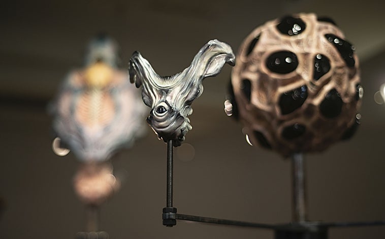 Imagen principal - De arriba abajo, 'Interregno' (2019), de Paco Chanivet; propuesta de Ana Laura Aláez; y 'The Kindness of the Clowns' (2024), de Pere Llobera