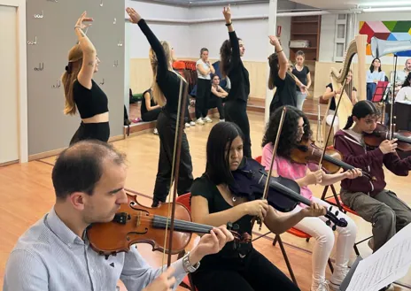 Imagen secundaria 1 - La Joven Orquesta Sinfónica de Valladolid durante los ensayos previos al estreno de la Novena de Beethoven en castellano