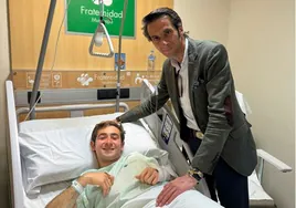 Jesús Moreno en el hospital, junto a su banderillero David Adalid
