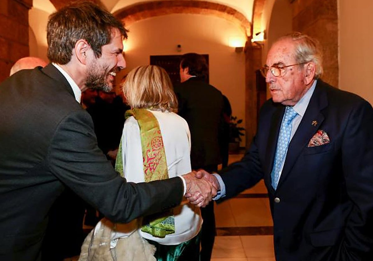 El ministro de Cultura, Ernest Urtasun (Sumar), saludando a Eduardo Miura
