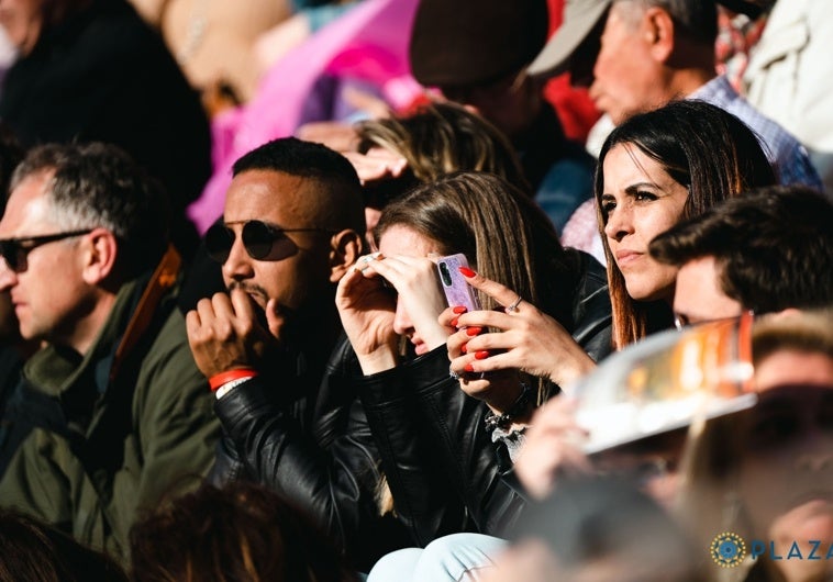 Aficionados viendo la novillada