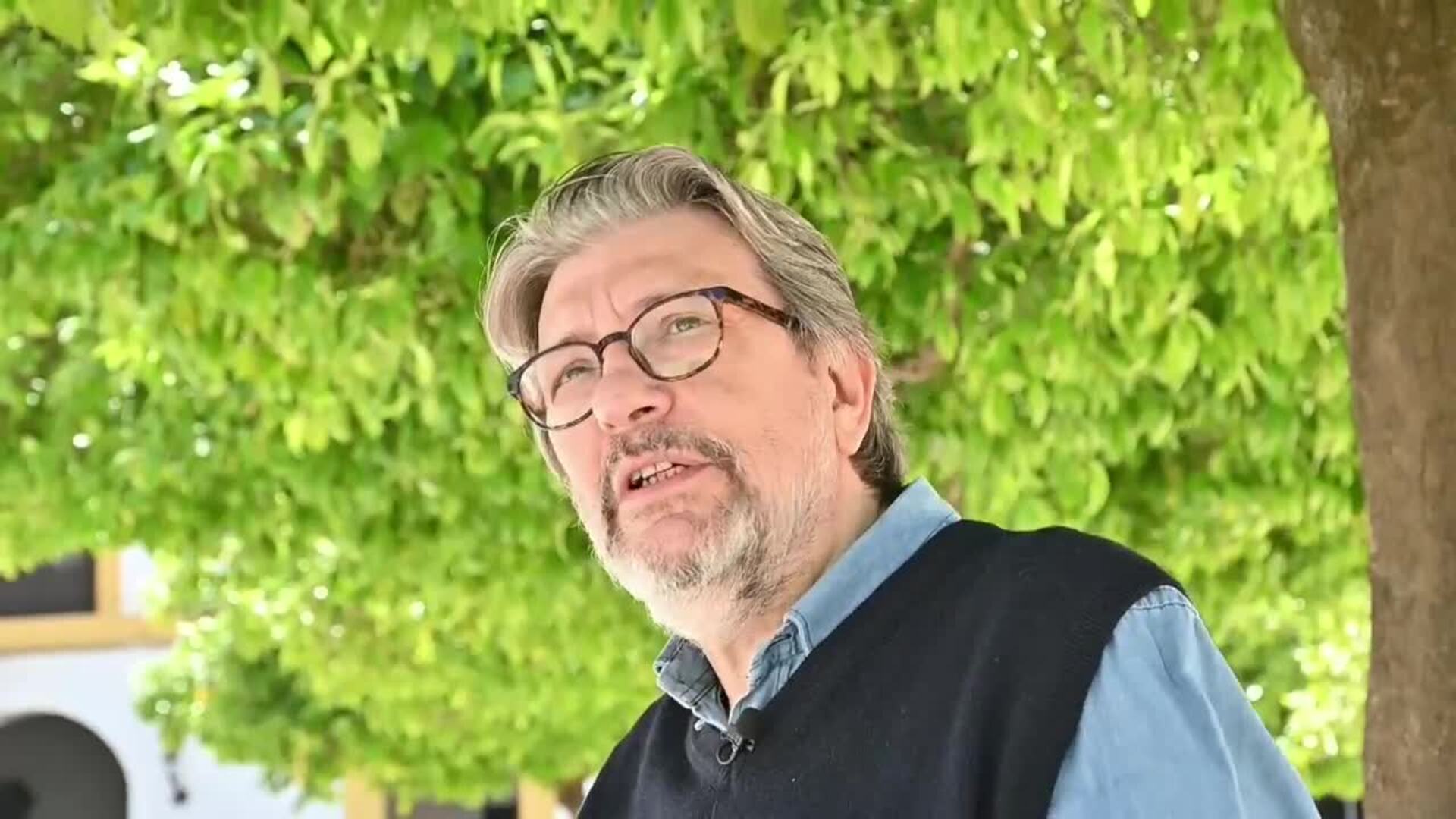 &quot;La muerte siempre es noticia&quot;, dice Ignacio Camacho al reunir sus obituarios