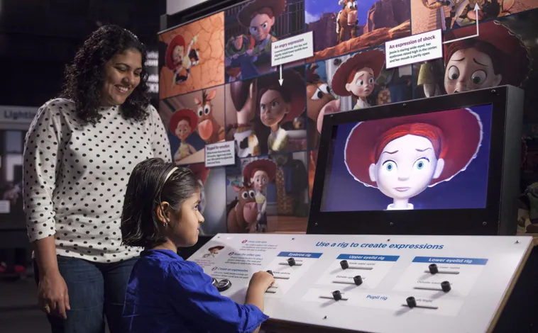 Imagen principal - lLa exposición cuenta con diversos interactivos en los que los más pequeños, y mayores, pueden conocer cómo es el proceso de cada paso que hacen los trabajadores de Pixar