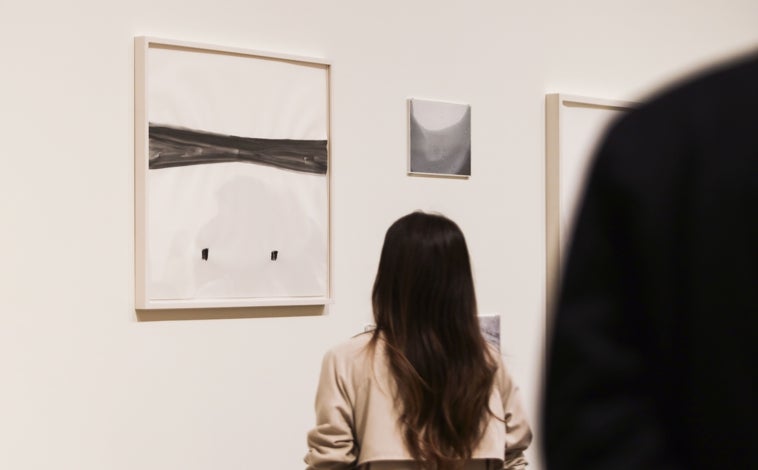 Imagen principal - Tres detalles de la exposición de dibujo de Silvia Bächli en del Centro Botín de Santander donde prima el color y la línea 