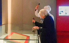 Judy Bruce y Sue Parfitt, de 85 y 82 años, rompiendo la vitrina que protegía la Carta Magna