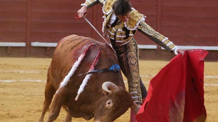 Cambio de mano de Roca Rey al segundo de Jandilla