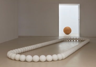 'Perfecta es la pregunta', de James Lee Byars en el Palacio de Velázquez: La belleza como respuesta