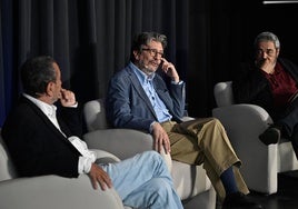 Ignacio Camacho, en el centro, con Garci (izquierda) y Carlos Aganzo en el Aula de Cultura ABC