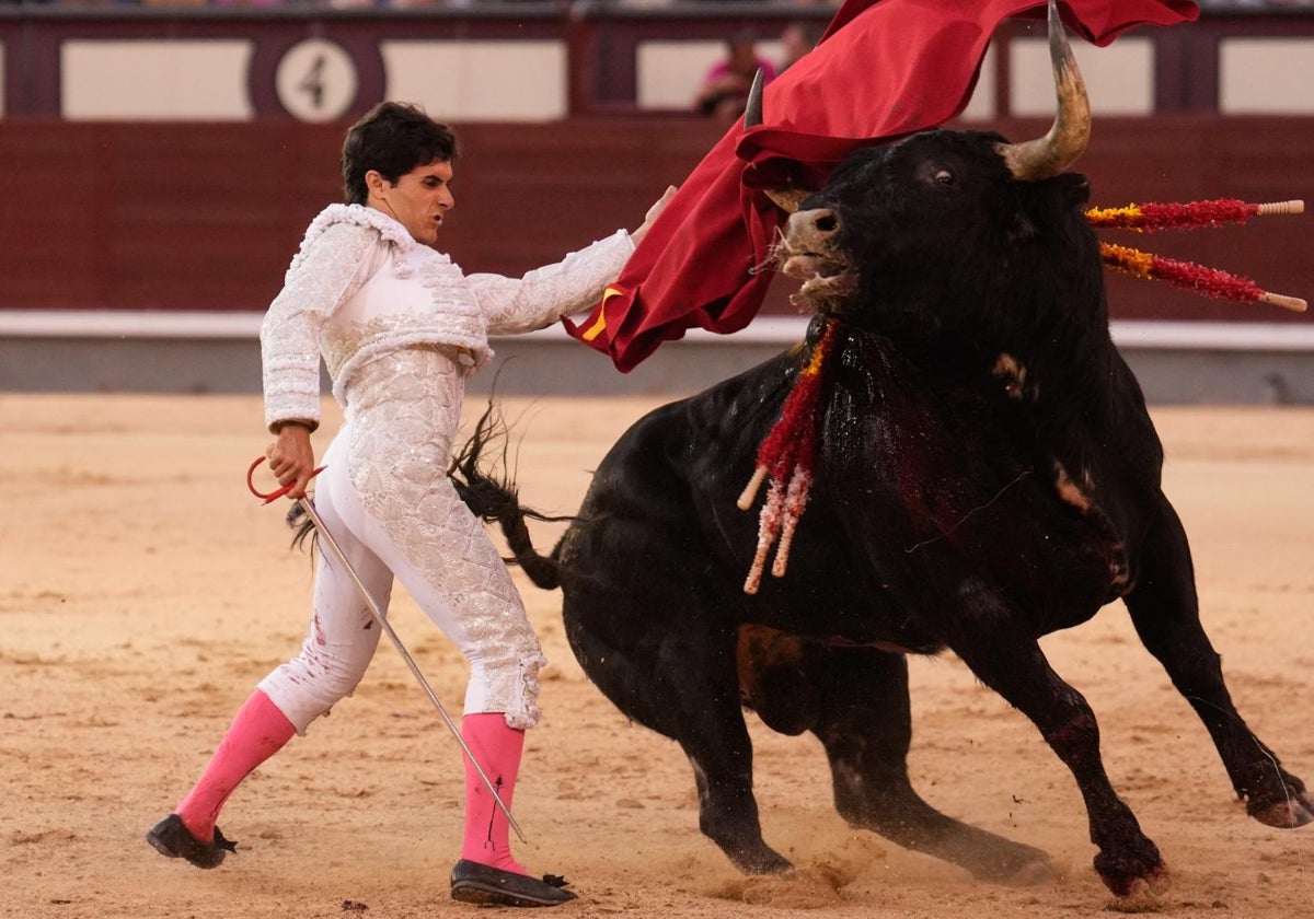 El diestro Álvaro Alarcón en la lidia de su segundo astado en el festejo de la Feria de San Isidro