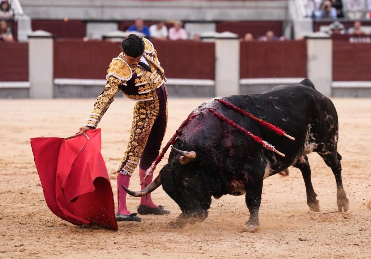 El diestro Francisco de Manuel en la lidia de su segundo astado en el festejo de la Feria de San Isidro