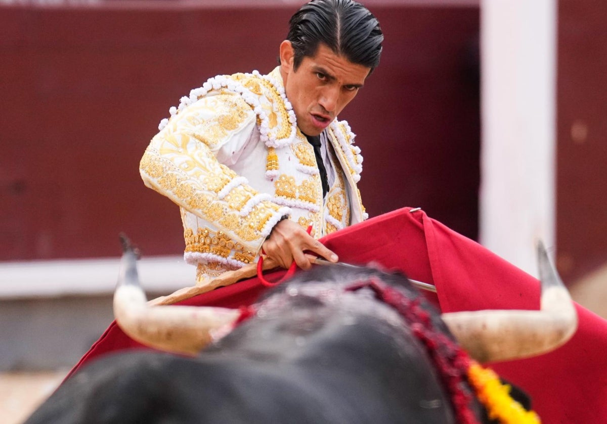 El diestro Calita en la lidia de su segundo astado en el festejo de la Feria de San Isidro