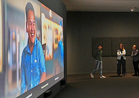 Imagen secundaria 1 - Distintos momentos de la presentación de la muestra del artista vietnamita en la Fundación Miró