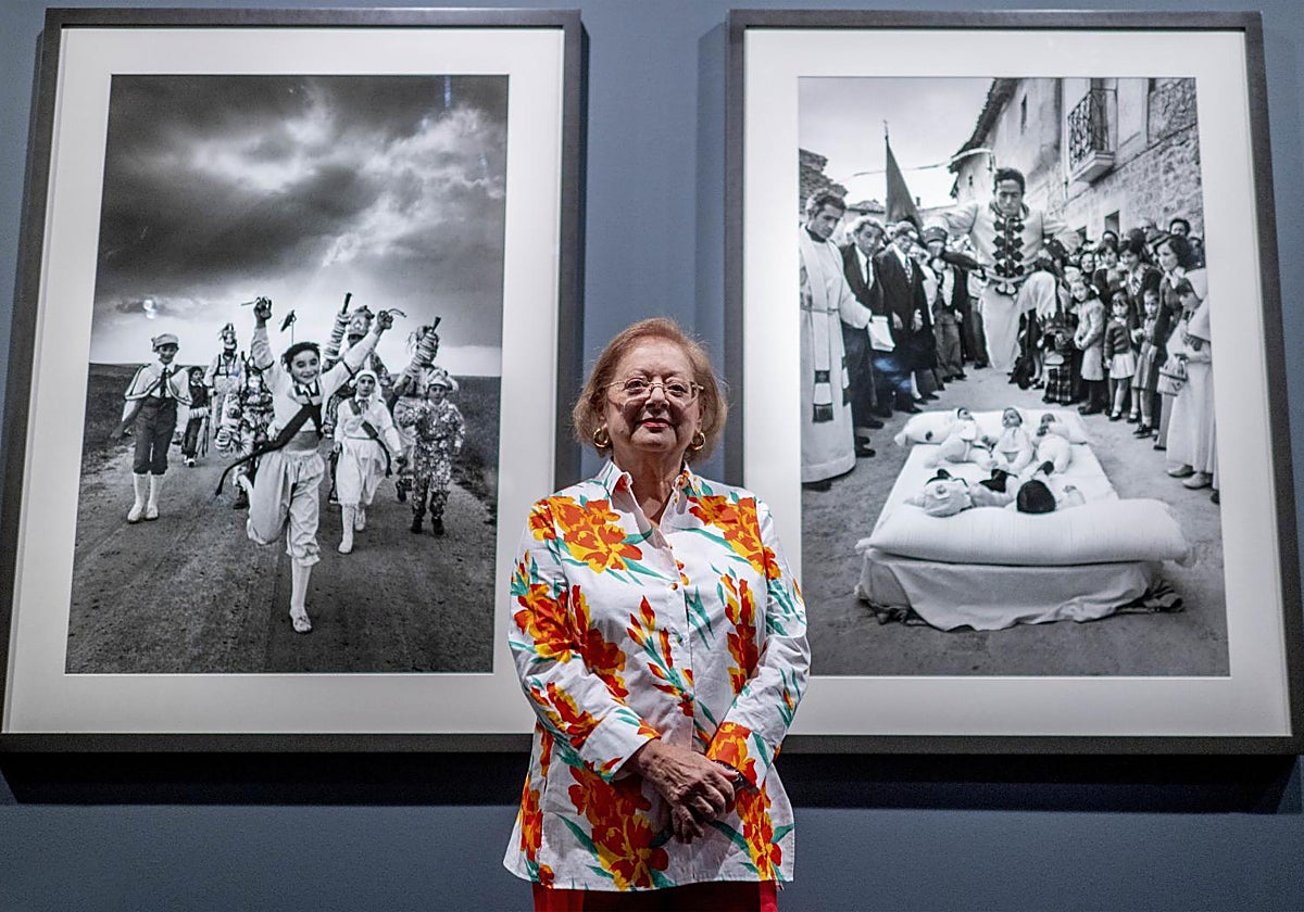 Cristina García Rodero, junto a dos de sus fotografías en las salas del Círculo de Bellas Artes