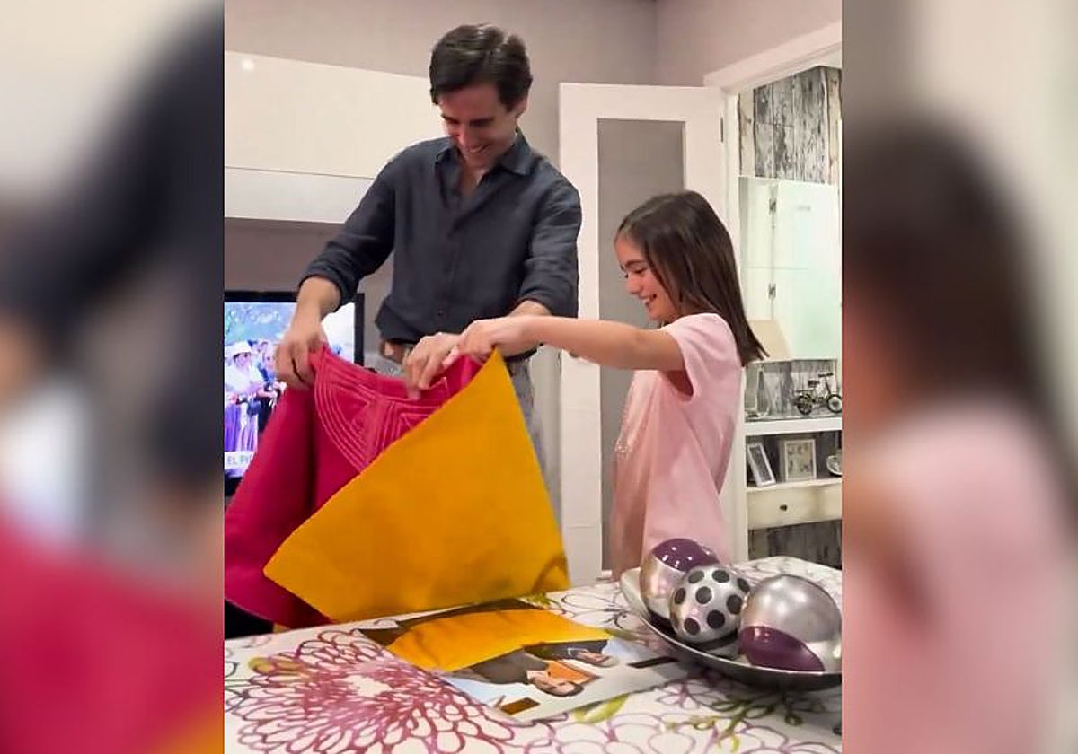 Juan Ortega con Lucía, en su casa de Andújar