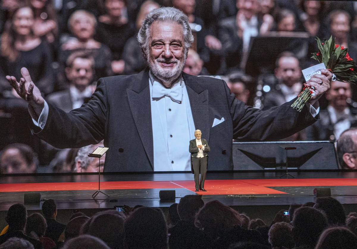 Plácido Domingo, ante una gigantesca imagen suya, recibe el aplauso del público de Salzburgo