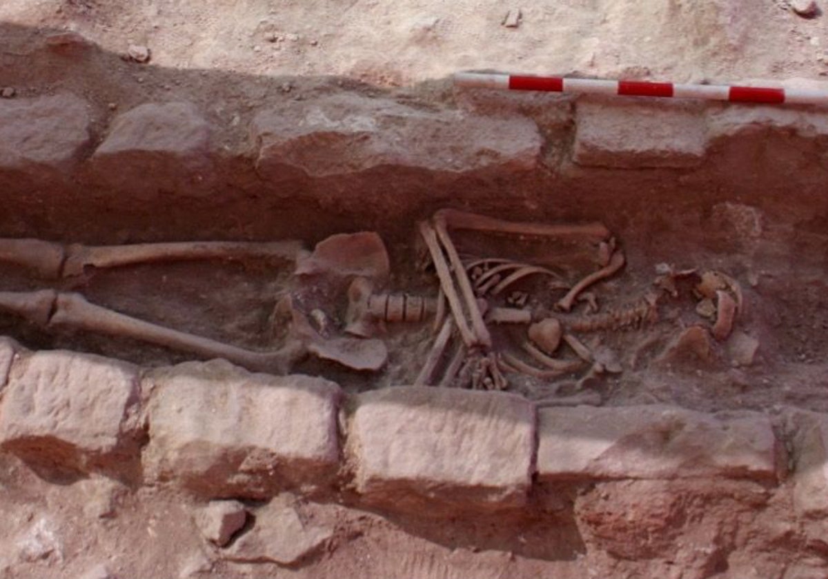 Tumba de un guerrero del cementerio del Corral de los Condes del castillo de Zorita de los Canes (Guadalajara)