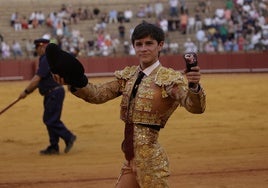 El novillero Aarón Palacio cortó una oreja en la Maestranza