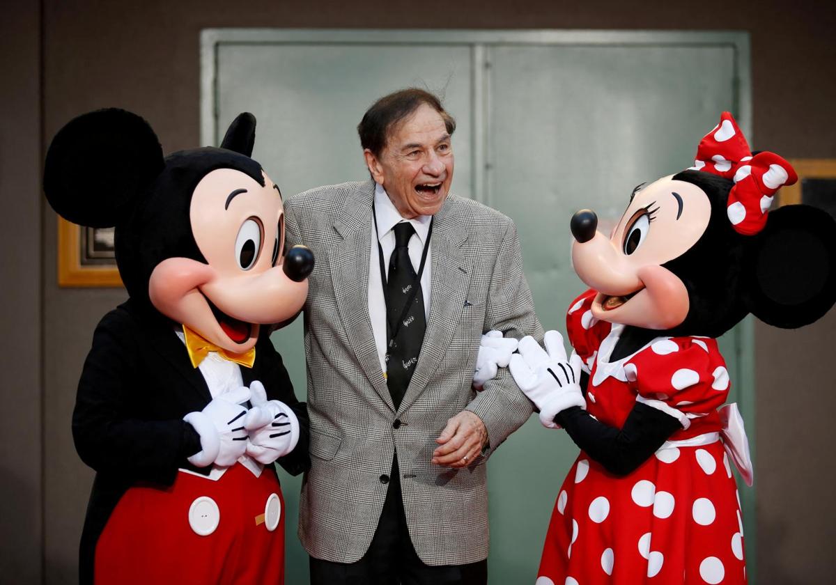 El compositor Richard M Sherman y los personajes de Micky y Minnie Mouse