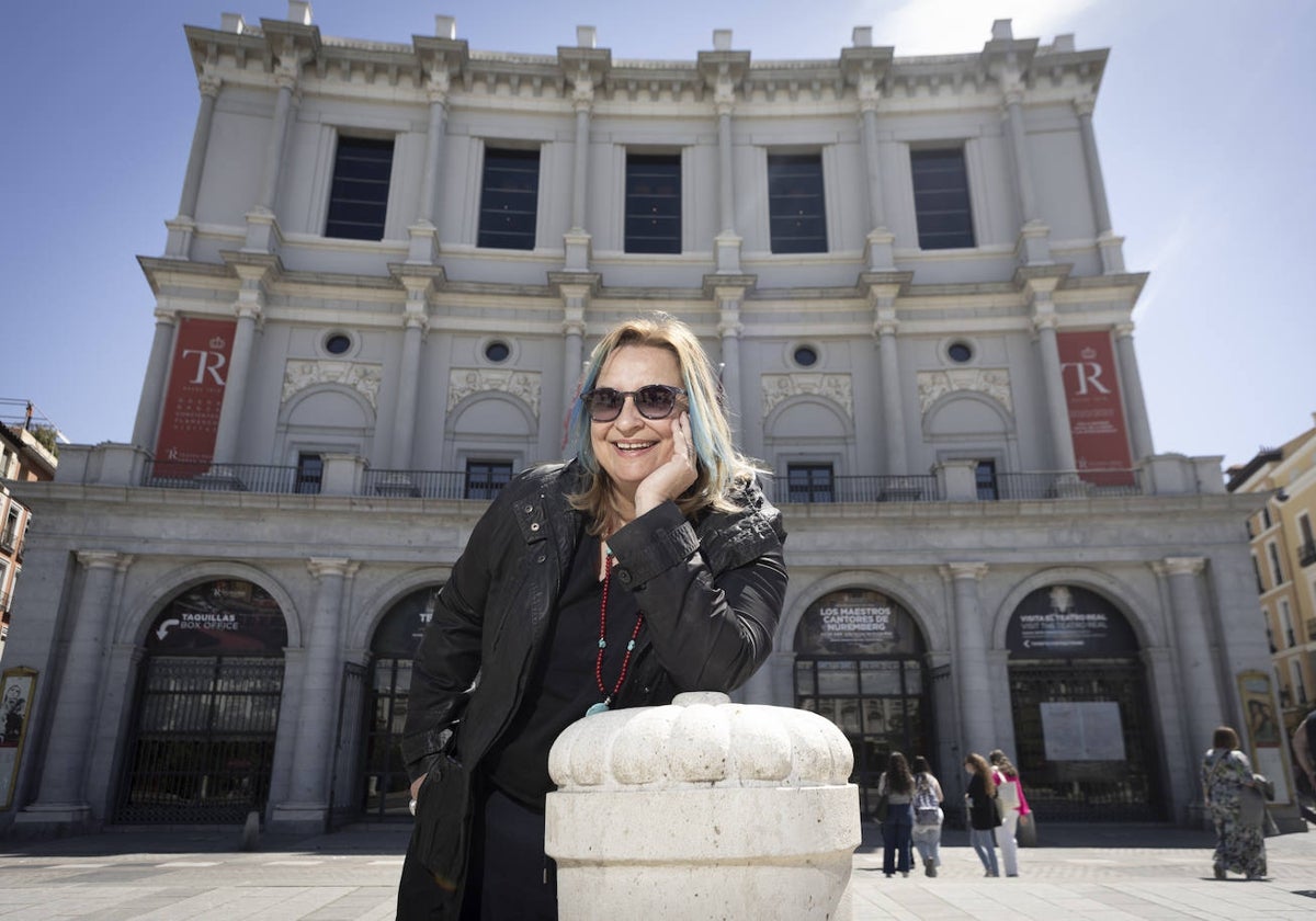Patricia Kraus, frente al Teatro Real