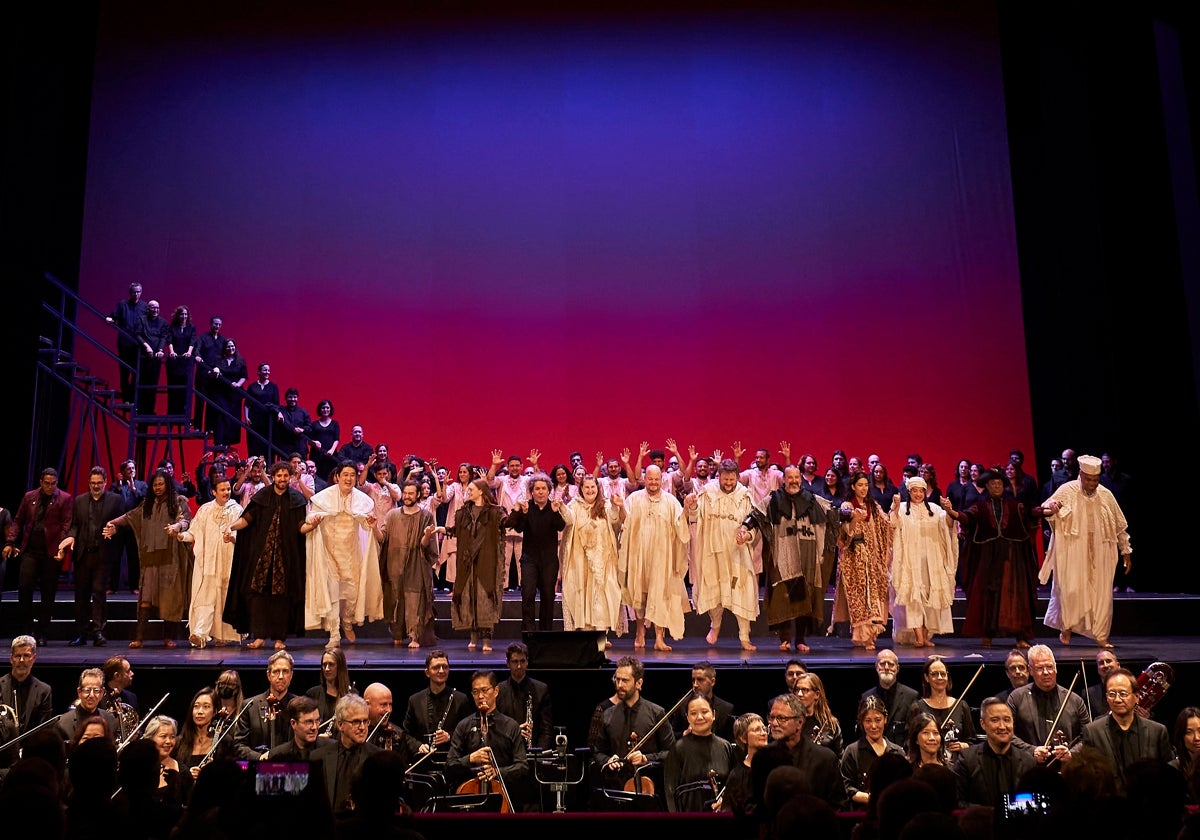 Dudamel y el elenco, al final de la representación de 'Fidelio' en el Liceo