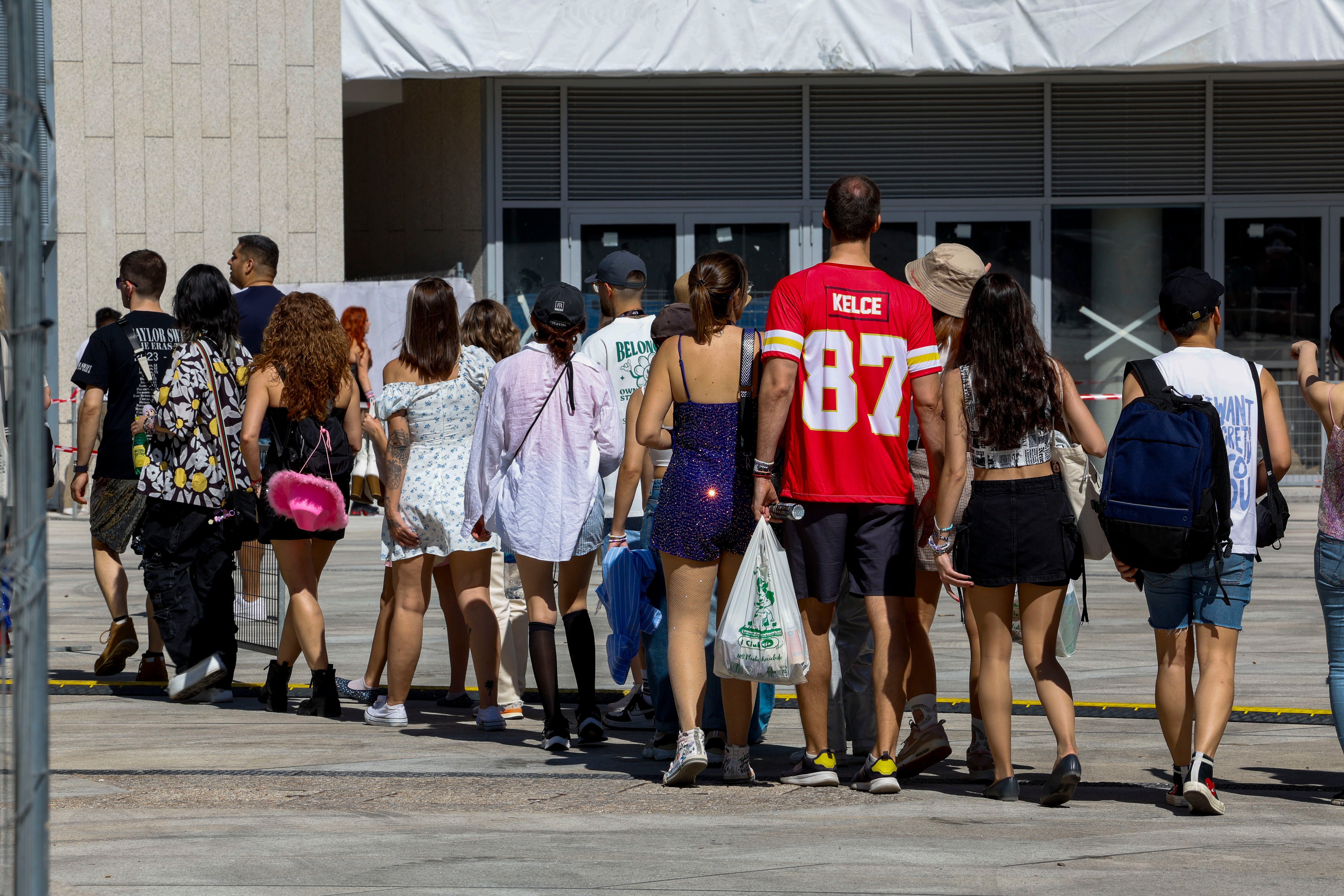 Fans de Taylor Swift hacen cola en el Bernabéu