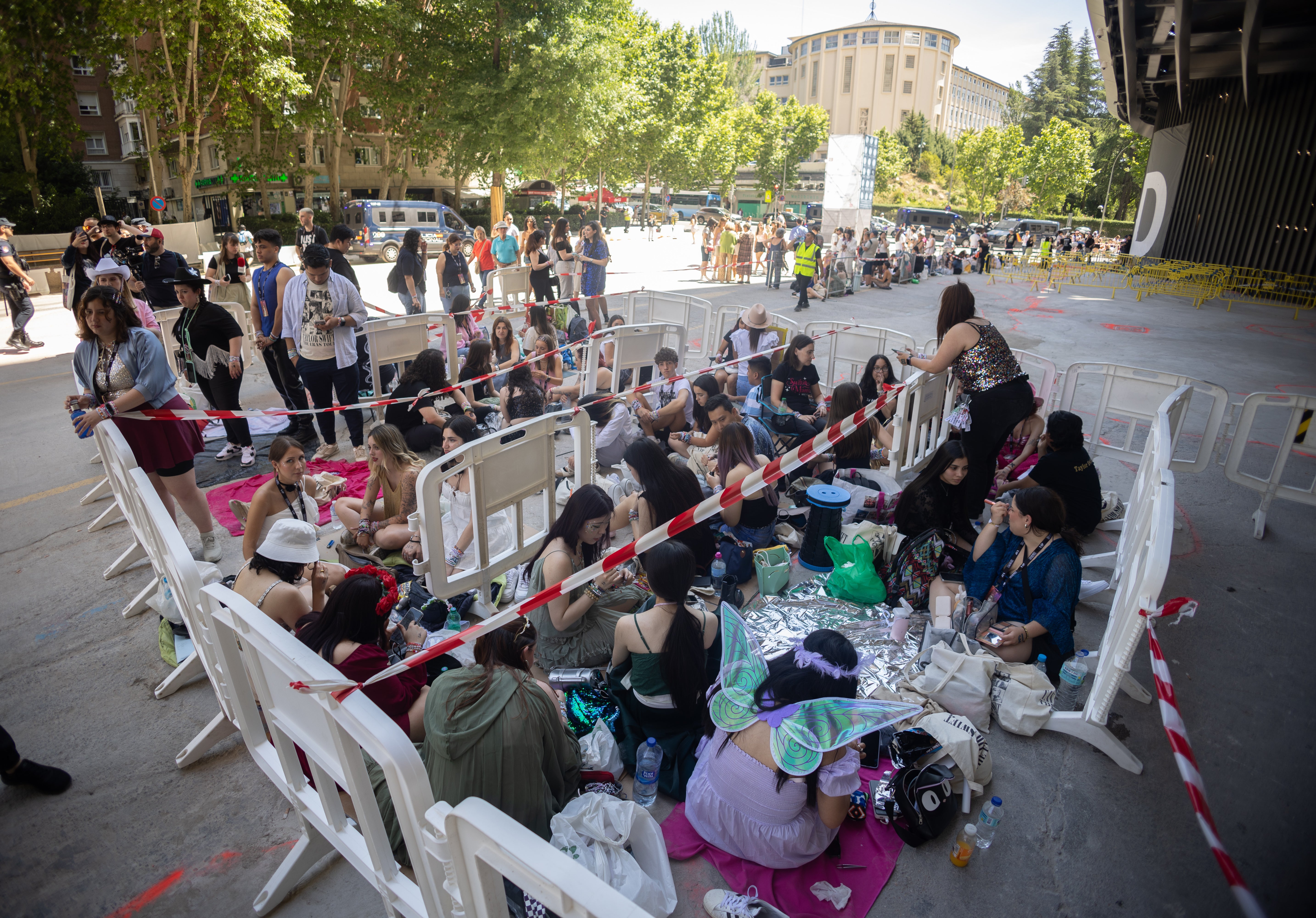 Seguidores de Taylor Swift esperan junto al Bernabéu