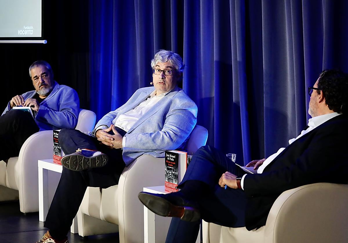 De izquierda a derecha, Carlos Aganzo, Juan Manuel de Prada y Julián Quirós