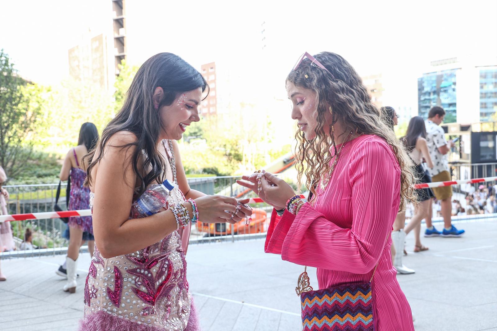 Jóvenes se intercambian 'friendship brazalets' momentos antes de entrar al Bernabéu