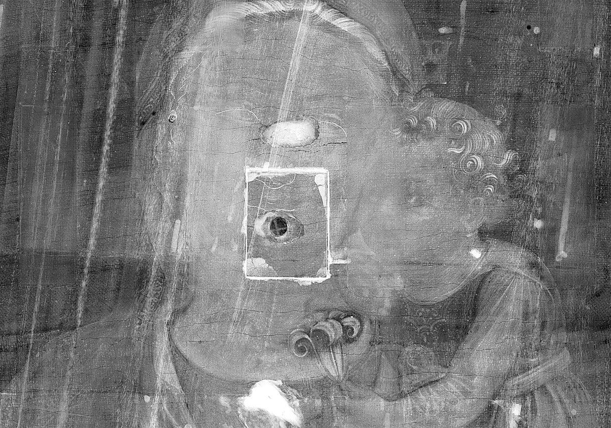 Detalle del impacto de bala de 6 milímetros en el rostro de 'La Virgen de la Humildad', de Fra Angelico, apreciable en la radiografía del cuadro