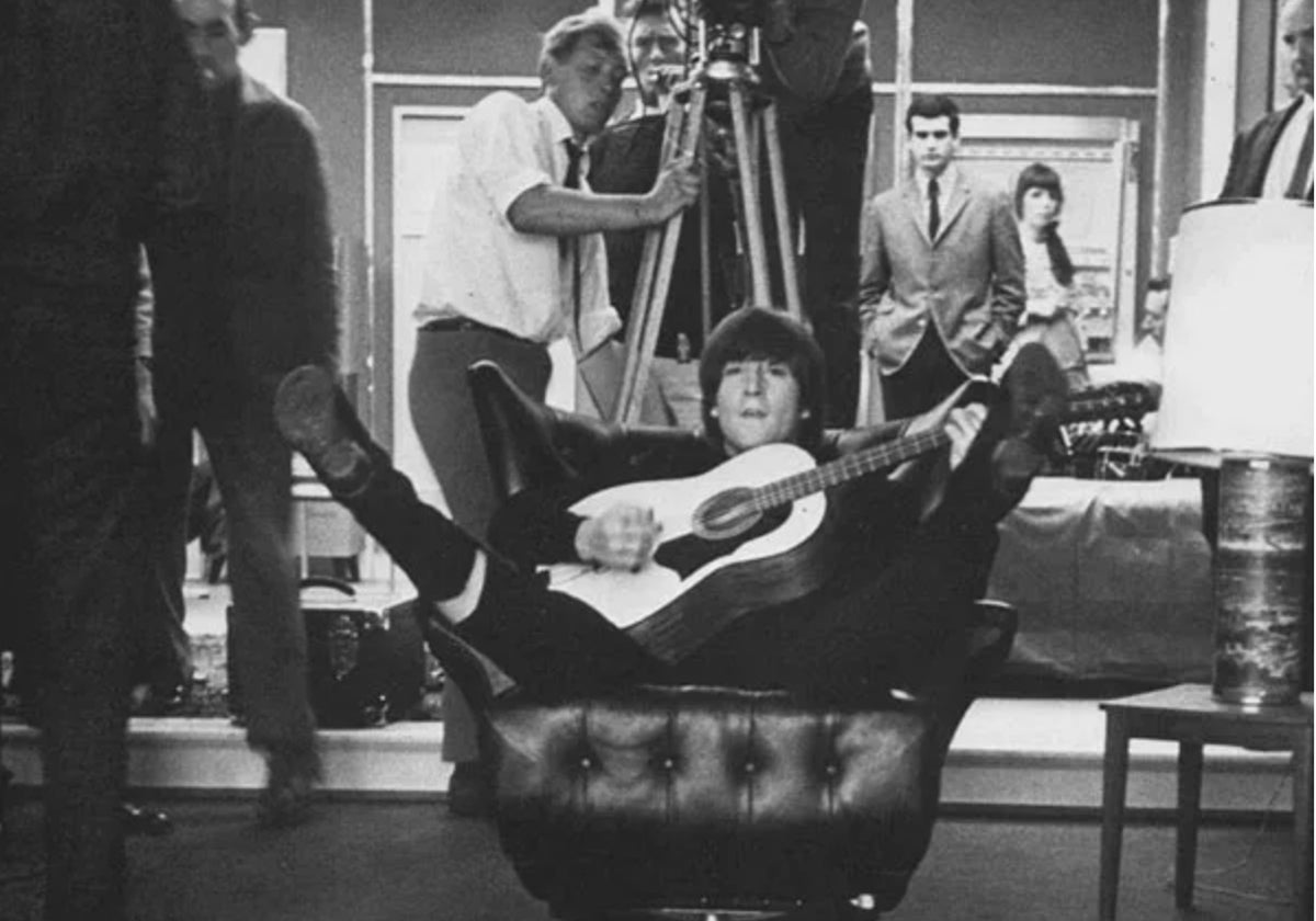 Lennon con su guitarra Hootenanny en el rodaje de 'Help!'