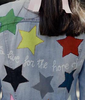 Imagen secundaria 2 - En la primera foto, Lobby, con su outfit inspirado en 'The Man'; Lucía porta una chaqueta pintada a mano, y por último, Marcel, con la corona de 'Miss Americana and the Heartbreak Prince'