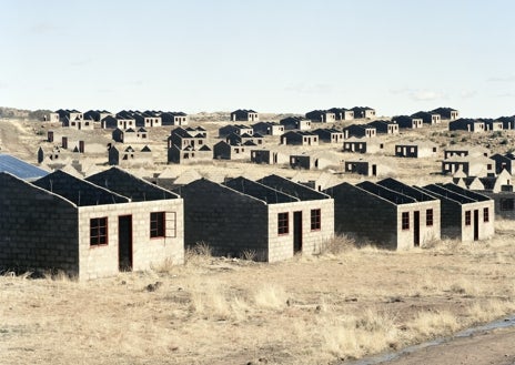 Imagen secundaria 1 - De arriba abajo, tres de las obras expuestas en Mapfre: Derrocamient ode Cecil John Rhodes en 2015; Casas sin terminar de una promoción municipal paralizada en 2003; y retrato de Lulu Gebashe y Solomon Miutshana