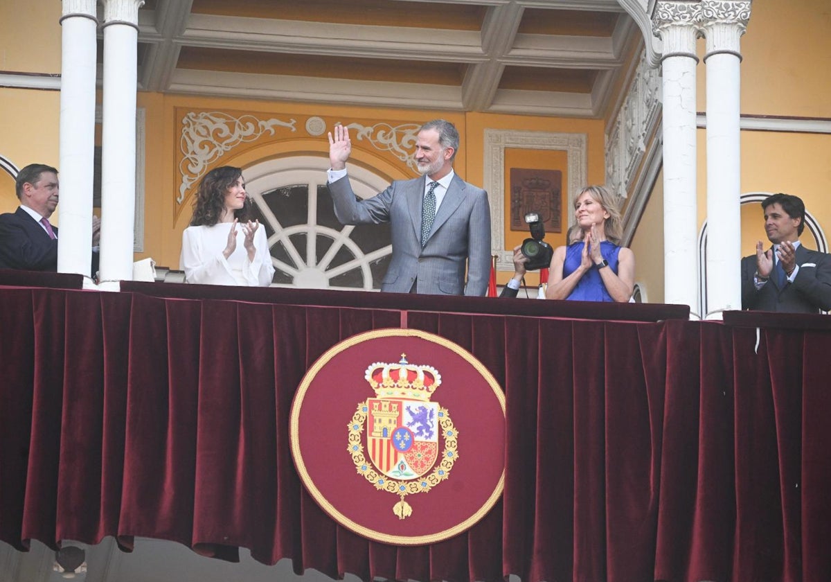 Don Felipe saluda una ovación desde el Palco Real en medio de los aplausos de Luis Planas, Isabel Díaz Ayuso, María Rey y Francisco Rivera Ordóñez