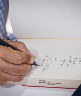 Imagen secundaria 2 - Sergio Ramírez y Luis Alberto de Cuenca firmando ejemplares durante la Feria del Libro