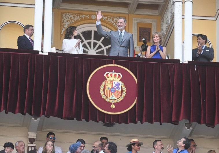 El Rey saluda a su llegada a la plaza, acompañado por Ayuso y María Rey