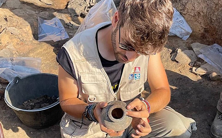 Imagen principal - En las estancias perimetrales, los arqueólogos han recuperado, entre otros objetos, ánforas, ungüentarios y unos 50 platos