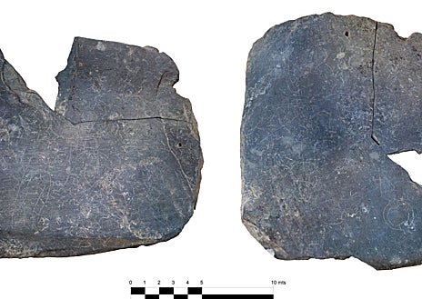 Imagen secundaria 1 - En la pieza de pizarra se hicieron bocetos con escenas, caras y elementos que después se plasmarían en marfiles u orfebrería