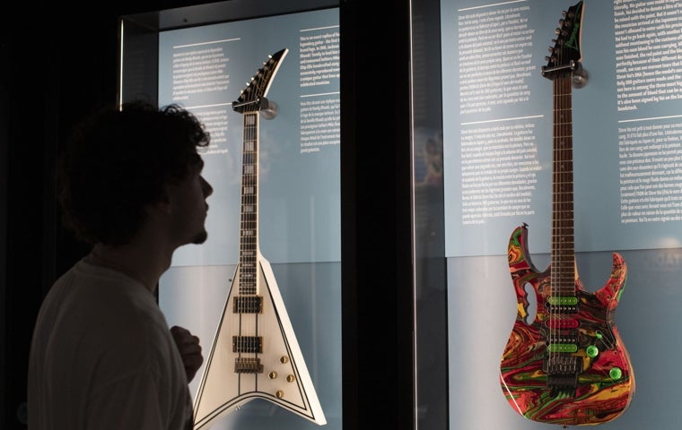 Detalle de algunas guitarras expuestas