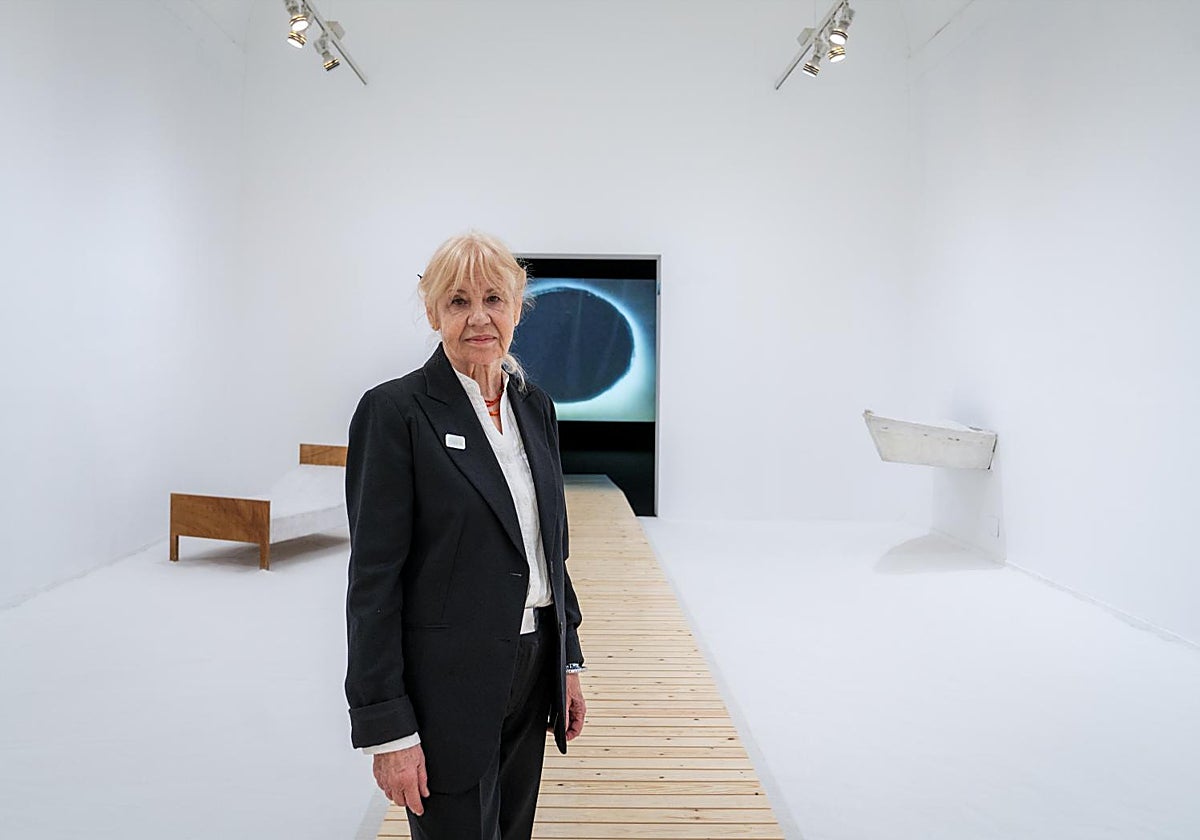 Eva Lootz, en su instalación 'Un adiós a Isaac Newton', en el Reina Sofía