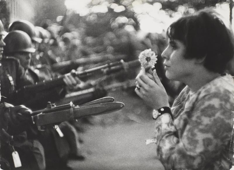 'EEUU. Manifestación contra la guerra de Vietnam'.  Una joven norteamericana, Jan Rose Kasmir, se enfrenta a la Guardia Nacional norteamericana frente al Pentágono durante la marcha anti-Vietnam de 1967.  Esta marcha contribuyó a que la opinión pública se volviera en contra de la guerra de Estados Unidos en Vietnam.