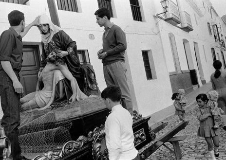 Imagen secundaria 1 - Arriba, familia Escalona y amigos, Málaga, España, 1967. Sobre estas líneas, a la izquierda, Semana Santa, Málaga, España, 1967; a la derecha, Málaga, España, 1966. Es un retrato del cantaor Manuel Ávila