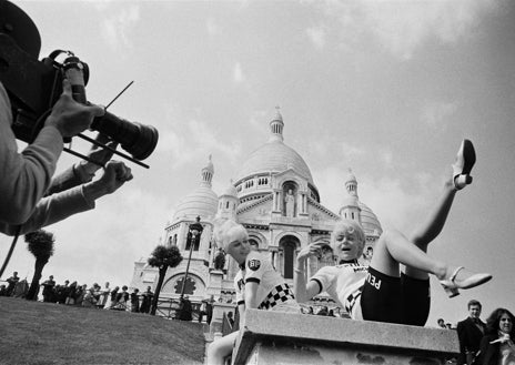 Imagen secundaria 1 - Arriba, Grecia, 1967. Sobre estas líneas, a la izquierda, Sacré-Coeur, París, Francia, 1967; a la derecha, Londres, Inglaterra, 1966