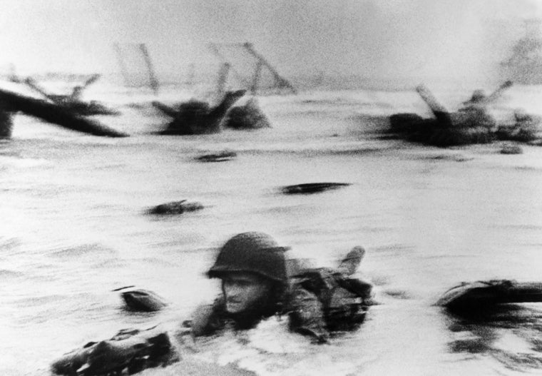 Robert Capa. Primer asalto de tropas estadounidenses en la playa de Omaha (Normandía, Francia) el 6 de junio de 1944