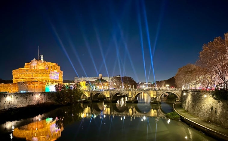 Imagen principal - Arriba, el castillo de Sant'Angelo. Sobre estas líneas: una vista de Roma desde el Coliseo (derecha) y un detalle de las ruinas del estadio de Domiciano, bajo la Piazza Navona (izquierda) 