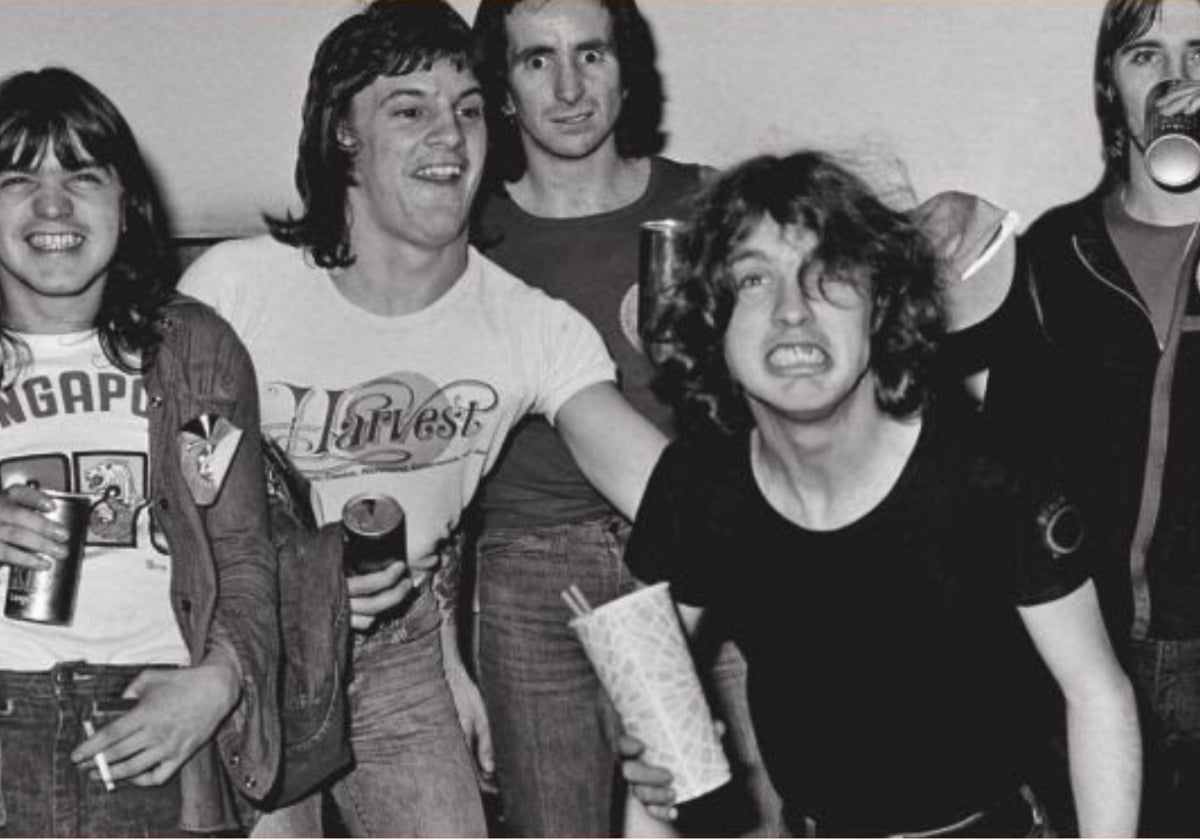 La formación de AC/DC en la época de Mark Evans (segundo por la izquierda)